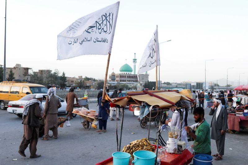 © Reuters. FILE PHOTO: The Taliban flags are seen on a street in Kabul, Afghanistan, September 16, 2021. Picture taken on September 16, 2021. WANA (West Asia News Agency) via REUTERS  