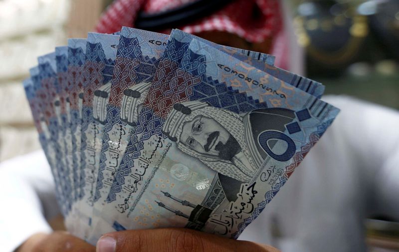 © Reuters. أوراق مالية فئة 500 ريال سعودي في الرياض. رويترز