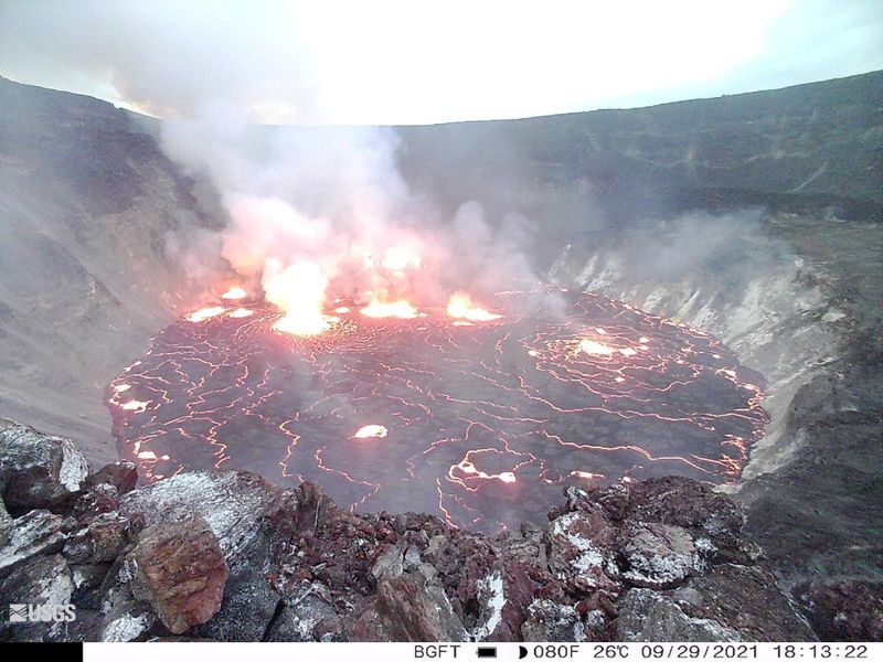 &copy; Reuters. Vista general de la lava que emerge en el cráter Halema'uma'u del volcán Kilauea, en Hawái, EEUU, Septiembre 29, 2021, en esta imagen fija entregada por la cámara de vigilancia del USGS. Crédito Obligatorio: USGS/vía REUTERS