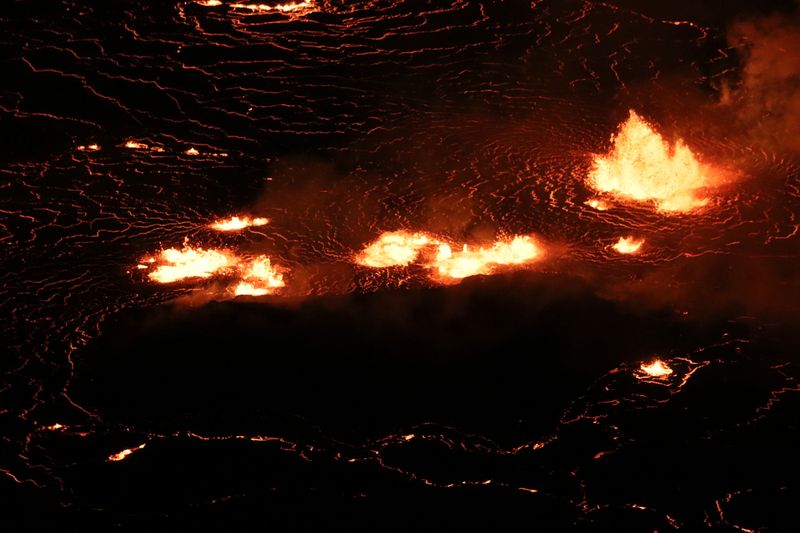 &copy; Reuters. ２９日午後に約１年ぶりに噴火した米ハワイ島のキラウエア火山は３０日午前の時点で山頂の火口が溶岩で満たされ、火山性のスモッグが空を覆っているという。米地質調査所が発表した。