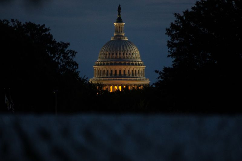 &copy; Reuters. FILE PHOTO: The U.S. Capitol building is pictured at dawn along the National Mall in Washington, U.S., September 29, 2021. REUTERS/Tom Brenner