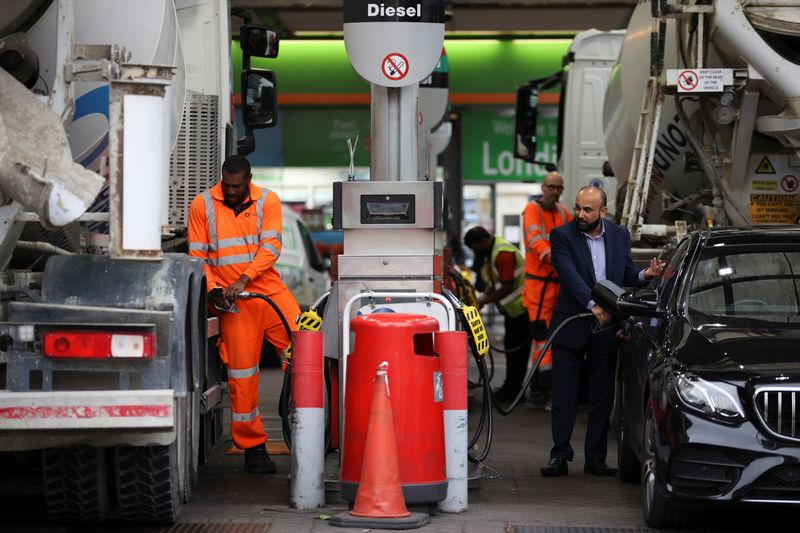 © Reuters. People refuel their vehicles at a fuel station in London, Britain, September 30, 2021. REUTERS/Hannah McKay