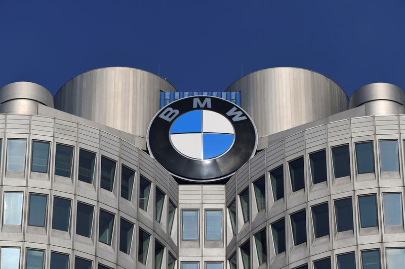 © Reuters. FILE PHOTO: The logo of German car manufacturer BMW is seen on the company headquarters in Munich, Germany, December 5, 2019. REUTERS/Andreas Gebert/File Photo