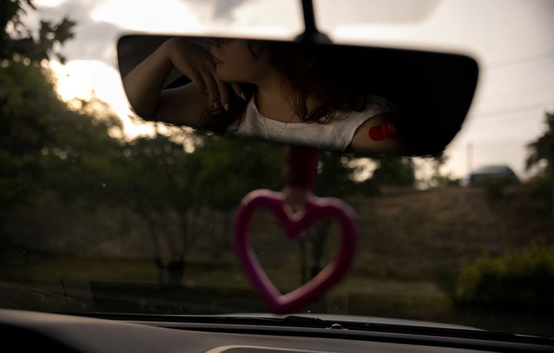 © Reuters. KT Volkova, 24, a graduate student in central Texas who discovered they were pregnant a few days before Texas enacted the strictest anti-abortion law in the country, and took an abortion-inducing medication at home that came by mail since no appointments were available before the state's deadline, is photographed in their car in San Antonio, Texas, U.S., September 28, 2021.  REUTERS/Evelyn Hockstein