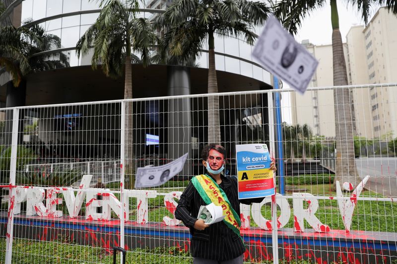 &copy; Reuters. Manifestante com máscara representando o presidente Jair Bolsonaro durante protesto contra a Prevent Senior em São Paulo
30/09/2021
REUTERS/Amanda Perobelli