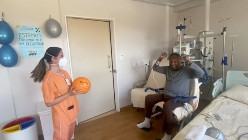 &copy; Reuters. أسطورة كرة القدم بيليه خلال العلاج في صورة بصفحته على إنستجرام يوم 28 سبتمبر ايلول 2021. صورة من إنستجرام.