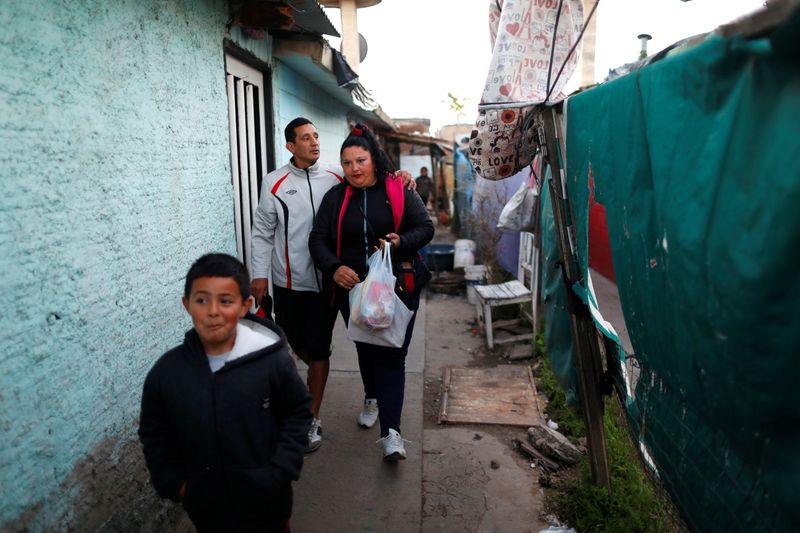 &copy; Reuters. Eduardo David Rodríguez e a família em sua casa nos arredores de Buenos Aires 
28/09/2021
REUTERS/Agustin Marcarian