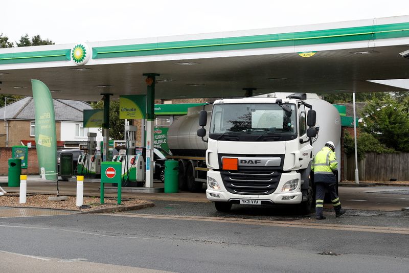 &copy; Reuters. 英国でトラック運転手の不足に伴う混乱が続いている。写真は３０日、英ハーシャムのガソリンスタンドで、燃料輸送を終えたドライバー。撮影（２０２１年　ロイター／Peter Nicholls）