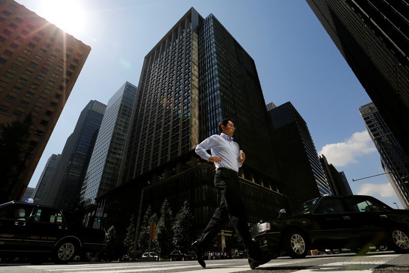 &copy; Reuters. FILE PHOTO: A man runs on a crosswalk at a business district in central Tokyo, Japan September 29, 2017. REUTERS/Toru Hanai