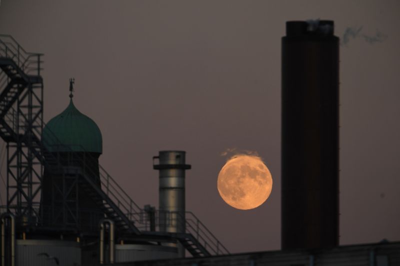 &copy; Reuters. FILE PHOTO: A strawberry moon is seen over chimneys at the Guinness factory during sunset in Dublin, Ireland, June 27, 2018. REUTERS/Clodagh Kilcoyne