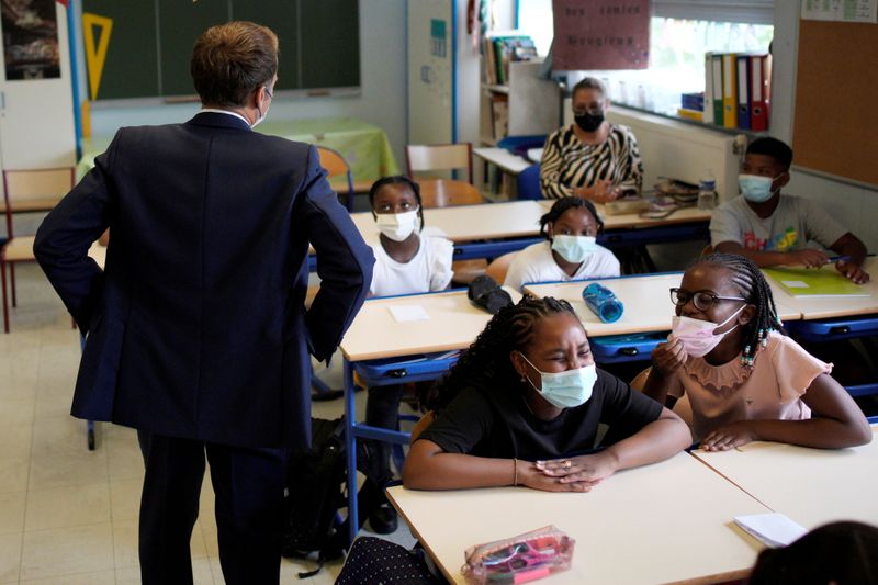 &copy; Reuters. フランス政府は３０日、新型コロナウイルス感染者の少ない地域で１０月４日から小学校のマスク着用義務を撤廃する方針を示した。写真は９月２日、マルセーユの学校で撮影（２０２１年