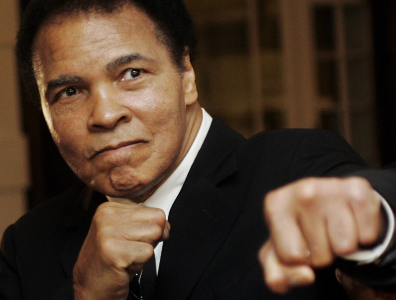 &copy; Reuters. اسطورة الملاكمة الأمريكي محمد علي‭‭ في صورة من أرشيف رويترز.