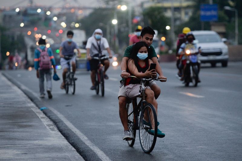 &copy; Reuters. 　１０月１日、フィリピン政府は、マニラ首都圏の新型コロナウイルス感染防止対策をさらに緩和した。写真はマニラで６月撮影（２０２１年　ロイター／Lisa Marie David）
