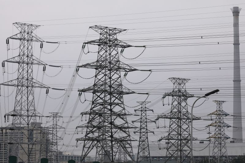 &copy; Reuters. 　１０月１日、中国の大手電力会社、国家電力投資集団（ＳＰＩＣ）は緊急会合を開き、石炭供給を強化して電力不足に陥っている東北部向けの発電を増やすよう傘下企業に指示した。写真