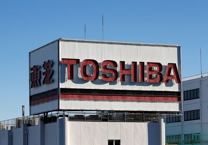 &copy; Reuters. Logo Toshiba nella zona industriale di Kawasaki, Giappone, 16 gennaio 2017 REUTERS/Kim Kyung-Hoon
