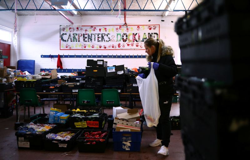 &copy; Reuters.  ９月３０日、英国の困窮者向けフードバンクが「最悪の事態への準備」を進めている。写真は２０２０年３月、ロンドンのコミュニティセンターで、地元住民に届けられる食品を集める関