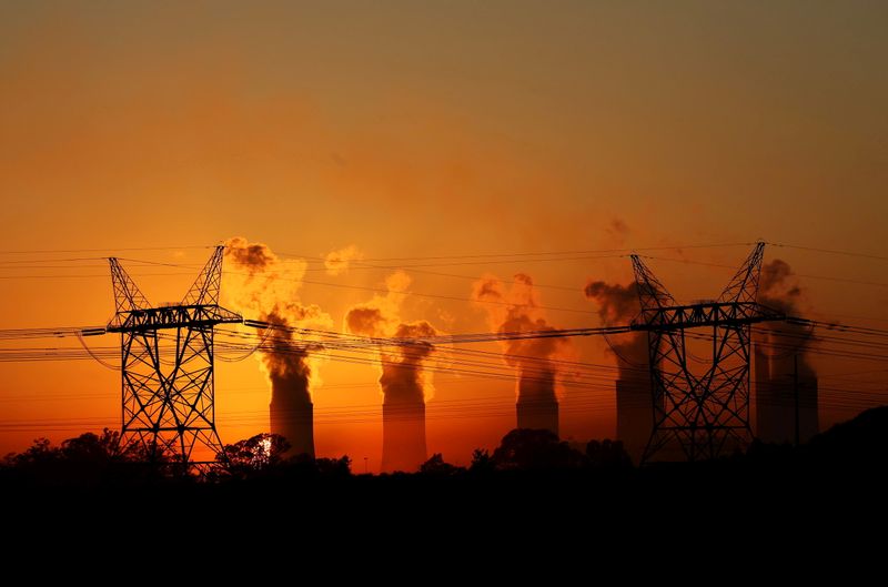 &copy; Reuters. 　１０月１日、米国のパーシング気候問題担当副特使は、アフリカに投資している西側の化石燃料関連企業は規制措置を受ける顕著なリスクに直面していると述べた。写真は南アフリカの石