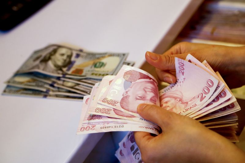 &copy; Reuters. A money changer counts Turkish lira banknotes at a currency exchange office in Ankara, Turkey September 27, 2021. REUTERS/Cagla Gurdogan