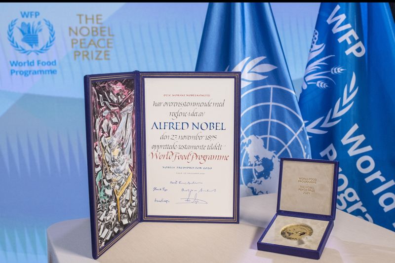 &copy; Reuters. ميدالية وشهادة تكريم جائزة نوبل للسلام التي فاز بها برنامج الأغذية العالمي وتسلمها في العاشر من ديسمبر كانون الأول 2020.
(صورة لرويترز ويتم تو