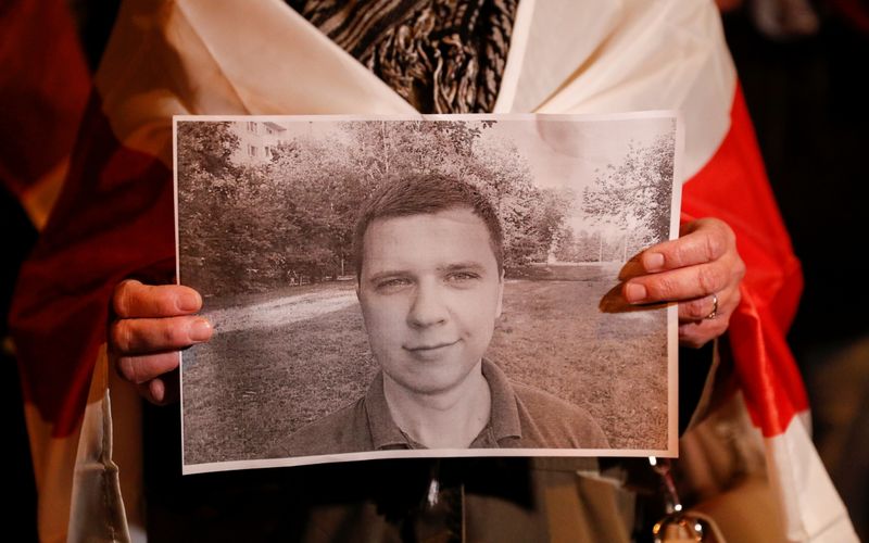 &copy; Reuters. A participant holds a portrait of Andrei Zeltser, an IT worker with U.S. company EPAM Systems, during a rally in Kyiv, Ukraine September 29, 2021. A 31-year-old man, identified by the Belarusian pro-democracy opposition and local media as Andrei Zeltser, 