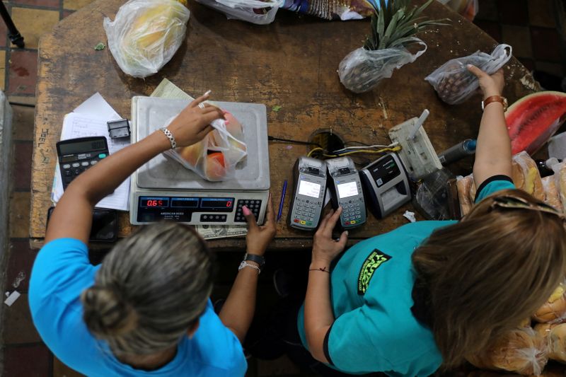 &copy; Reuters. Funcionários pesam frutas em mercado de Caracas
22/12/2020. 
REUTERS/Manaure Quintero/File Photo