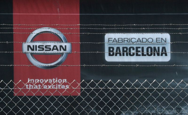 &copy; Reuters. FOTO DE ARCHIVO: El logotipo de Nissan visto a través de una verja en la fábrica de la empresa en la Zona Franca de Barcelona, España, el 26 de mayo de 2020. REUTERS/Albert Gea