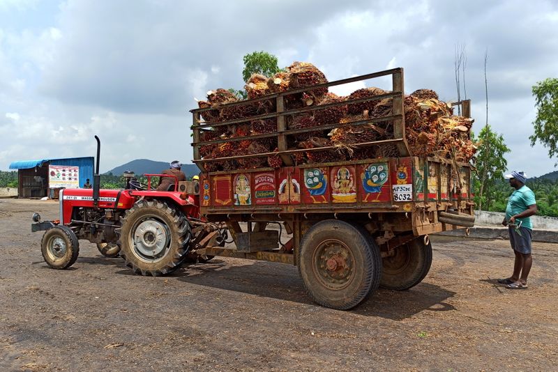 &copy; Reuters. Produtor transporta matéria-prima de óleo de palma na Índia
1/09/2021
REUTERS/Rajendra Jadhav