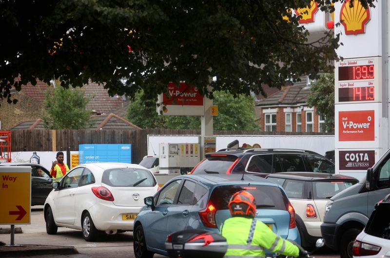 &copy; Reuters. Funcionário organiza fila de veículos em posto de gasolina em Londres
30/09/2021 REUTERS/Hannah McKay