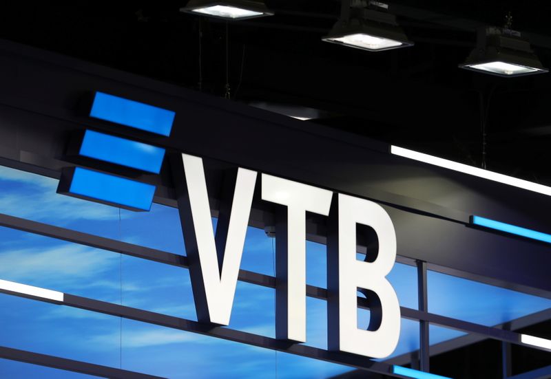 © Reuters. The logo of VTB bank is seen at the St. Petersburg International Economic Forum (SPIEF) in Saint Petersburg, Russia, June 3, 2021. REUTERS/Evgenia Novozhenina