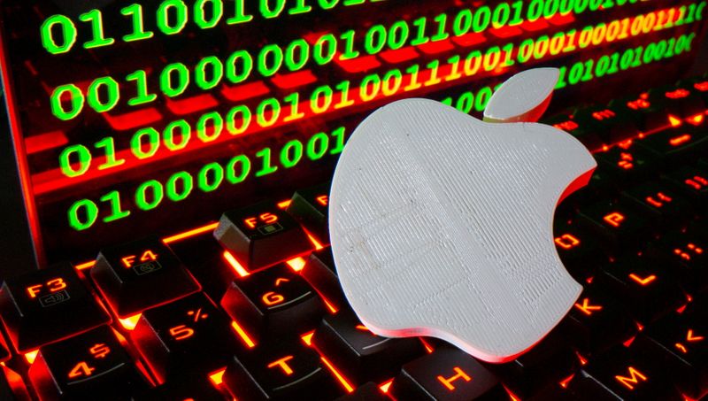 &copy; Reuters. FILE PHOTO: A 3D printed Apple logo is pictured on a keyboard in front of binary code in this illustration taken September 24, 2021. REUTERS/Dado Ruvic/Illustration