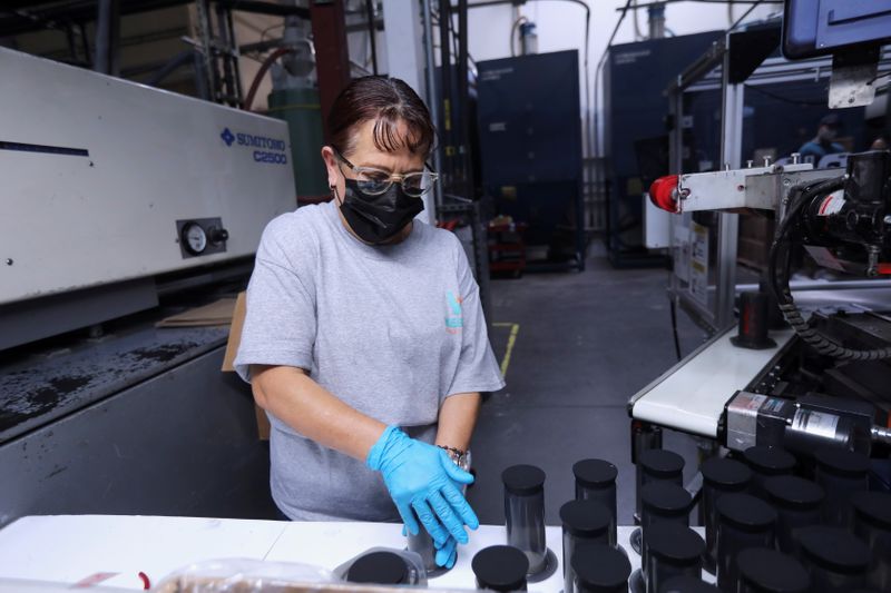 &copy; Reuters. عاملة تصنف المنتجات في مصنع ويستيك بلاستيكس كورب في ليفرمور بولاية كاليفورنيا الأمريكية يوم 19 أغسطس آب 2021. تصوير: ناثان فراندينو - رويترز.