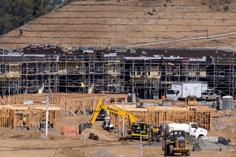 &copy; Reuters. Construção continua em um grande conjunto habitacional com várias unidades em San Diego, Califórnia, EUA, em 20 de setembro de 2021. REUTERS/Mike Blake