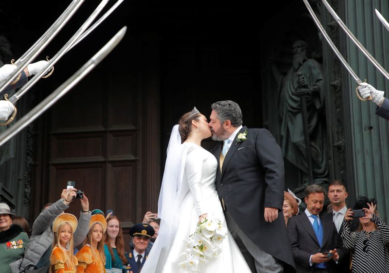 &copy; Reuters. Grand Duke George Mikhailovich Romanov and Victoria Romanovna Bettarini kiss as they leave St. Isaac's Cathedral after their wedding ceremony in Saint Petersburg, Russia October 1, 2021. REUTERS/Anton Vaganov