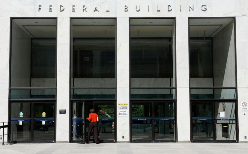 &copy; Reuters. FILE PHOTO: A worker enters a transportation department federal building in Washington October 1, 2013.  REUTERS/Kevin Lamarque 