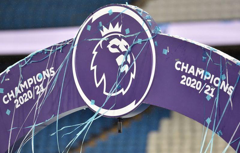 &copy; Reuters. Logo della Premier League alla presentazione del trofeo per i vincitori del campionato. Manchester, 23 maggio 2021 REUTERS/Peter Powell EDITORIAL USE ONLY. N