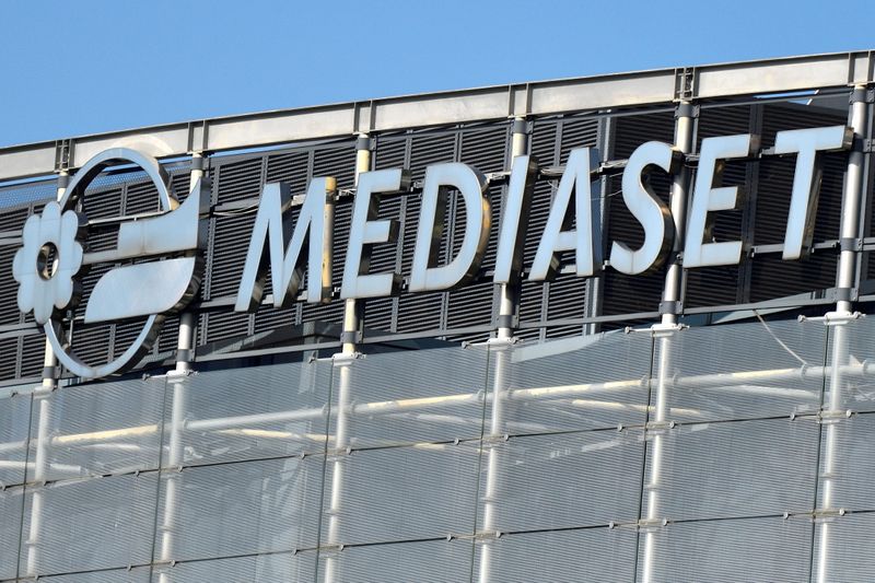 &copy; Reuters. FOTO DE ARCHIVO: El logotipo de Mediaset en la sede del grupo en Cologno Monzese, cerca de Milán, Italia, el 22 de junio de 2021. REUTERS/Flavio Lo Scalzo