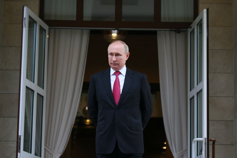 &copy; Reuters. FILE PHOTO: Russian President Vladimir Putin is seen at the Bocharov Ruchei state residence after a meeting with Turkish President Tayyip Erdogan in Sochi, Russia September 29, 2021. Sputnik/Vladimir Smirnov/Pool via REUTERS 