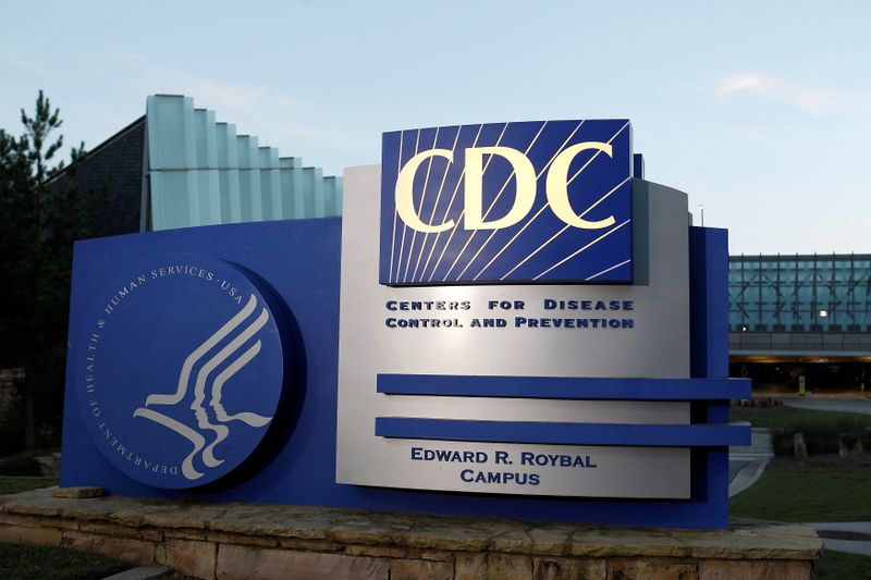 &copy; Reuters. 米疾病対策センター（ＣＤＣ）のワレンスキー所長は１日、米国で週間の新型コロナウイルス感染者と入院者が前週比１５％減少したと明らかにした。２０１４年９月撮影（２０２１年　ロ