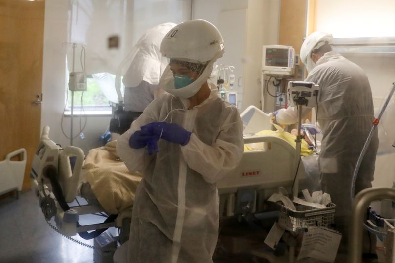 &copy; Reuters. ロイターの集計によると、米国の新型コロナウイルス感染による死者数が１日に７０万人を超えた。 ロサンゼルスの病院で２０２０年５月撮影（２０２１年　ロイター/Lucy Nicholson）