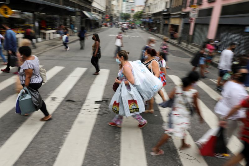 &copy; Reuters. Pessoas passam por rua de comércio popular do Rio de Janeiro
23/12/2020
REUTERS/Pilar Olivares