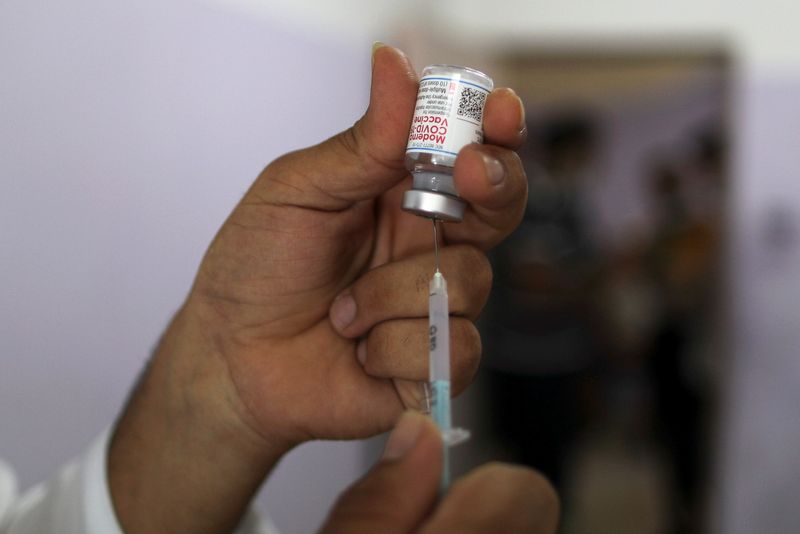 &copy; Reuters. FILE PHOTO: A health worker prepares a dose of the Moderna vaccine against the coronavirus amid a rise in the rate of inoculations among Palestinians, in Gaza City, August 31, 2021. REUTERS/Suhaib Salem
