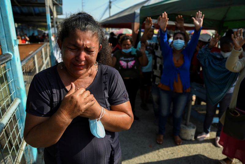 &copy; Reuters. Pessoas rezam do lado de fora da Penitenciaria del Litoral, em Guayaquil, no Equador
30/09/2021
REUTERS/Vicente Gaibor del Pino