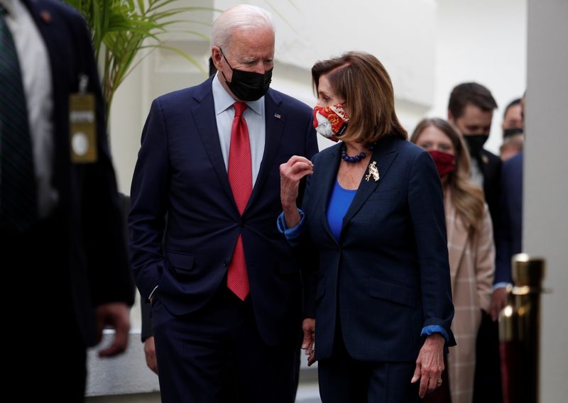 © Reuters. U.S. President Joe Biden talks with Speaker of the House Nancy Pelosi as they walk out of a meeting held with Democratic lawmakers at the U.S. Capitol to promote his bipartisan infrastructure bill on Capitol Hill in Washington, U.S., October 1, 2021. REUTERS/Tom Brenner
