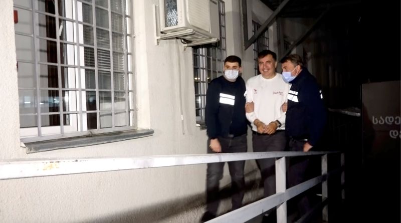 &copy; Reuters. رئيس جورجيا السابق ميخائيل ساكاشفيلي بعد اعتقاله اثر وصوله إلى روستافي في جورجيا يوم الجمعة. (صورة لرويترز من وزارة الداخلية الجورجية)