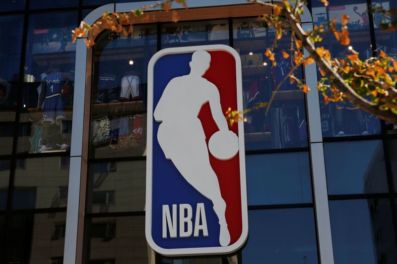 &copy; Reuters. スポーツ専門局ＥＳＰＮは、ＮＢＡ選手の９５％が少なくとも１回は新型コロナウイルスのワクチンを接種済みだと報じた。北京で２０１９年１０月撮影（２０２１年　ロイター/Tingshu Wang