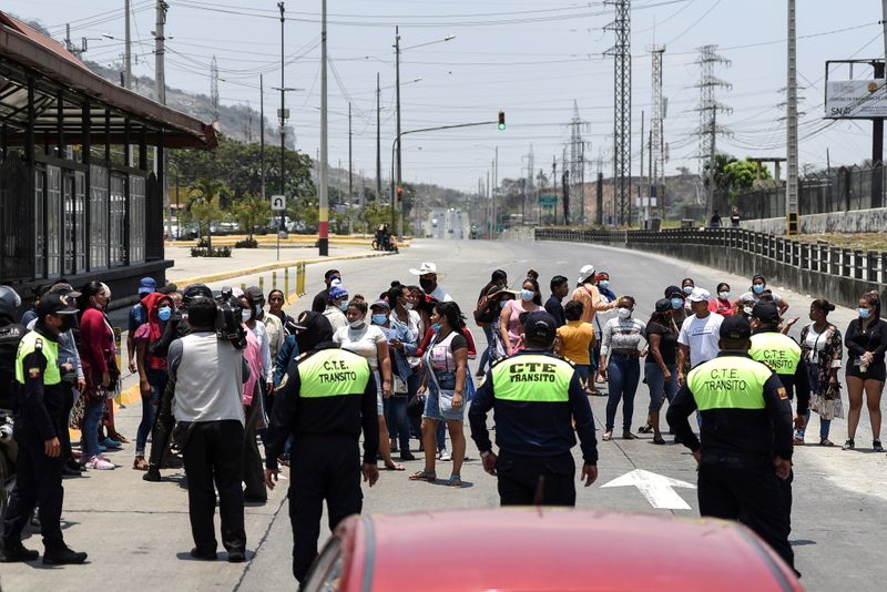 &copy; Reuters. أفراد من أقارب نزلاء سجن بينيتينسياريا ديل ليتورال في إقليم جواياس بالإكوادور يتجمعون خارج السجن بعد أيام من وقوع أعمال شغب مميتة يوم الجمع