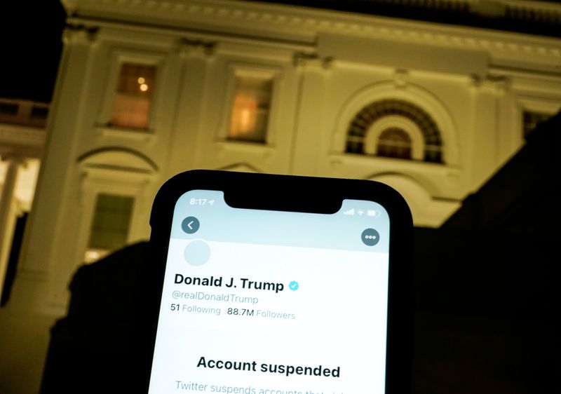 © Reuters. FILE PHOTO: A photo illustration shows the suspended Twitter account of U.S. President Donald Trump on a smartphone and the White House in Washington, U.S., January 8, 2021.  REUTERS/Joshua Roberts/Illustration/File Photo
