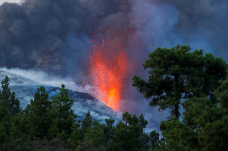 La Palma volcano eruption forces stay-home order for some residents