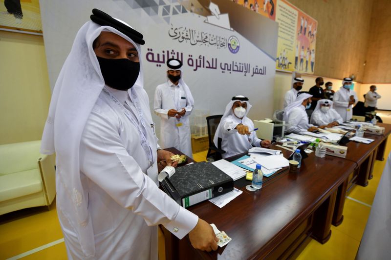 &copy; Reuters. Les électeurs qataris ont commencé à voter samedi pour les premières élections législatives de l'histoire de l'émirat, qui doivent désigner 30 des 45 membres d'un conseil au rôle strictement consultatif, un scrutin qui suscite des débats sur l'i