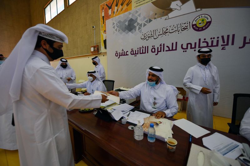 © Reuters. قطري يمسك بورقة تصويت يوم السبت خلال أول انتخابات تشريعية في قطر يوم الدوحة يوم السبت. تصوير:رويترز.  يحظر استخدام هذه الصورة أو الاحتفاظ بها في أرشيف.